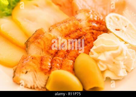 Aal Filet mit Gemüse auf dem Teller schließen Stockfoto