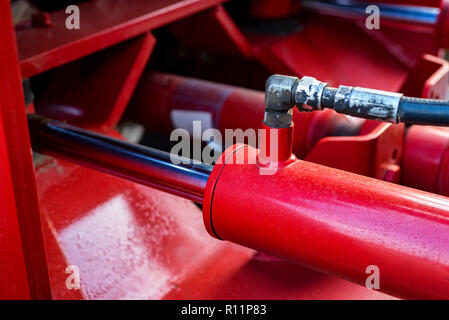 Close up rot Pneumatikzylinder in idustrial Anlage Stockfoto