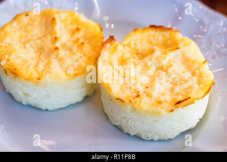 Lecker mozzarella Pudding auf weiße Platte schließen Stockfoto