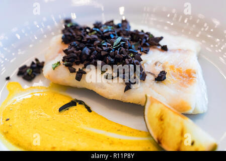 Zander Filet mit Gemüse und Oliven auf weiße Platte Stockfoto