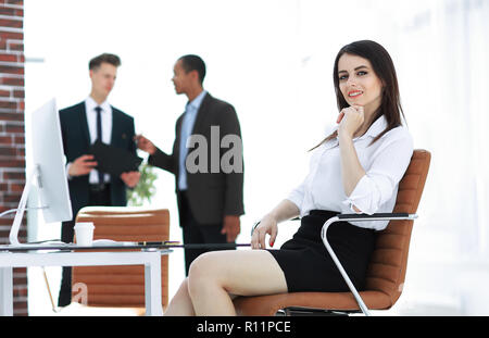Erfolgreiche Geschäftsfrau am Schreibtisch sitzen in Ihrem Büro Stockfoto