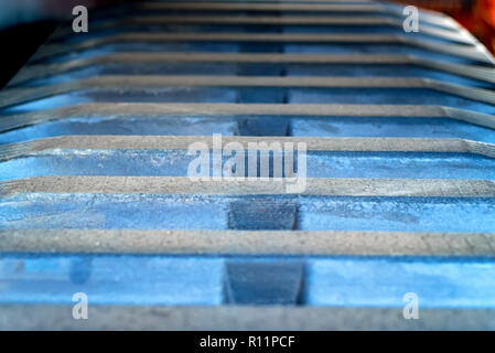 Close up dunkler Industrial Gummiketten verwendet Stockfoto
