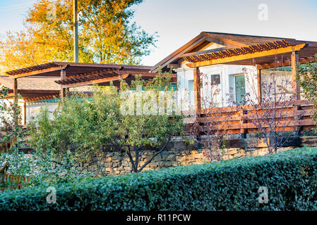 Ländliche Holz- Resort Haus mit Terrasse und Bäumen neben Es Stockfoto