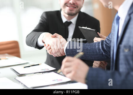 Handshake der Handelspartner nach der Erörterung der Bedingungen des Vertrages Stockfoto