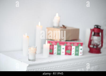 Unscharfes Bild. Kerzen und Geschenkboxen. Foto mit Kopie Raum Stockfoto