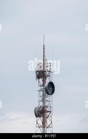Die moderne Telekommunikation Turm mit dem trasmitter Antenne unter dem klaren blauen Himmel, (Kopieren). Stockfoto