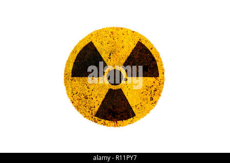 Runde gelbe und schwarze Radioaktivität (ionisierende Strahlung) nukleare Gefahr Symbol auf rostiges Metall grungy Textur und isoliert auf weißem Hintergrund. Stockfoto