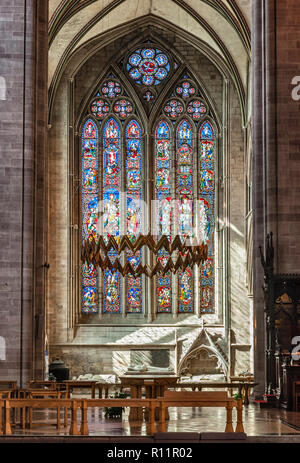 Hereford Cathedral, UK. Innenansicht des 14c nördlichen Querschiff mit der modernen Corona (von Simon Bier, 1992) Stockfoto