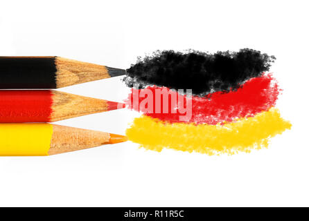 Deutschland Fahne Farben in Buntstifte in Schwarz, Rot und Gold in einer Nahaufnahme auf weißem Hintergrund mit Leerzeichen getrennt für Text. Konzept für Germa Stockfoto