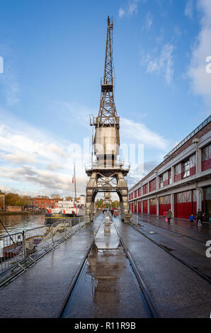 Vintage Kran und Reflexion an den Hafen von Bristol in Bristol, Avon, Großbritannien am 7. November 2018, Stockfoto