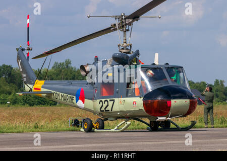 VOLKEL, Niederlande - May 15, 2013: Historische Niederländische Marine UH-1B Huey Hubschrauber auf Anzeige an der Niederländischen Luftwaffe, Tage der offenen Tür. Stockfoto