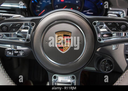 PARIS - Okt 3, 2018: Neue2019 Innenansicht des Porsche Macan SUV-Auto auf der Paris Motor Show präsentiert. Stockfoto