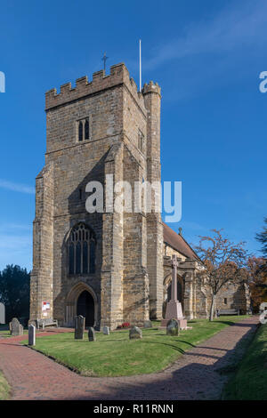 Außerhalb der Hl. Jungfrau Maria Kirche, Battle, East Sussex. In der Nähe der Ort der Schlacht von Hastings im Jahre 1066. Mobilteil mit St Valery sur Somme. Stockfoto
