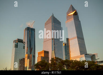 30 Hudson Yards, rechts, zeigt die auskragenden Aussichtsplattform im Bau, in Hudson Yards in New York am Samstag, den 3. November 2018. (Â© Richard B. Levine) Stockfoto