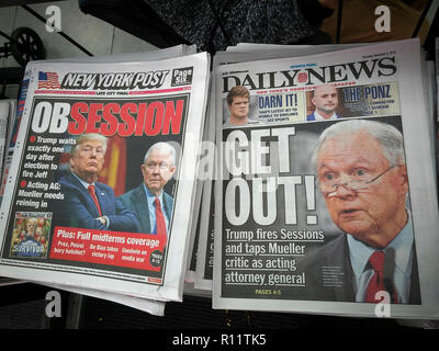 Schlagzeilen der New York Post und Daily News Zeitungen am Donnerstag, 8. November 2018 Bericht über das Feuern des vorherigen Tage' der US-Justizminister Jeff Sessions, die von Präsident Donald Trump, einen Tag nach der Halbzeit- Wahlen. (© Richard B. Levine) Stockfoto