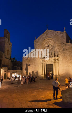 Abend in Piazza Basilica, Otranto, Apulien, Italien Stockfoto