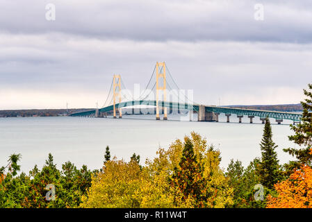 Malerische Mackinac Bridge Schuß von Saint Ignace bei Sonnenuntergang Stockfoto