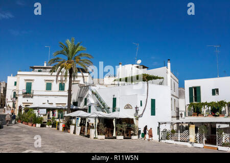 Piazza Alfonso d'Aragona, Otranto, Apulien, Italien: Restaurants und Cafés Stockfoto