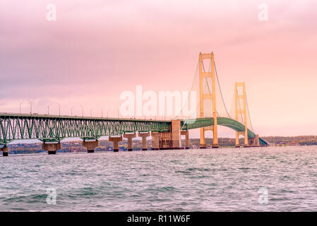 Malerische Mackinac Bridge Schuß von Old Mackinac Point bei Sonnenuntergang Stockfoto