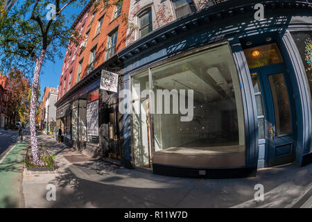 Freie Immobilien in der Bleecker Street Greenwich Village in New York am Dienstag, 30. Oktober 2018. Vermieter gemeldet werden zugänglicher zu befasst sich mit Mietern, die realistischer Mieten, da mehr und mehr Speicher frei bleiben, ein Opfer des Online shopping. (Â© Richard B. Levine) Stockfoto