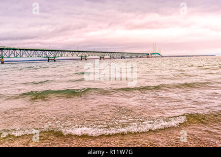 Malerische Mackinac Bridge Schuß von Old Mackinac Point bei Sonnenuntergang Stockfoto