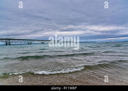 Schöne Mackinaw Bridge. Die größte Hängebrücke in Amerika geschossen von Mackinaw City Stockfoto