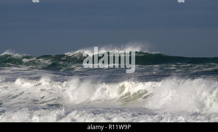 Big Ocean Wave Spray zu sehen, die durch den Wind in die portugiesische Küste gemacht Stockfoto