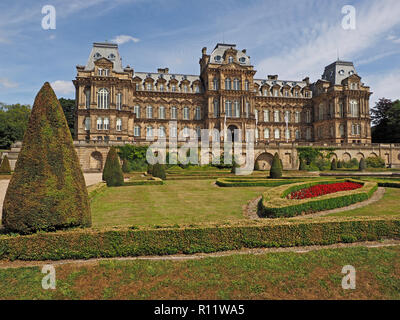 Front von Bowes Museum in Barnard Castle, County Durham, England gesehen über die formale Parterre Gärten mit formschnitt neben der Hauptstraße Stockfoto