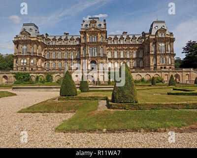 Front von Bowes Museum in Barnard Castle, County Durham, England gesehen über die formale Parterre Gärten mit formschnitt neben der Hauptstraße Stockfoto