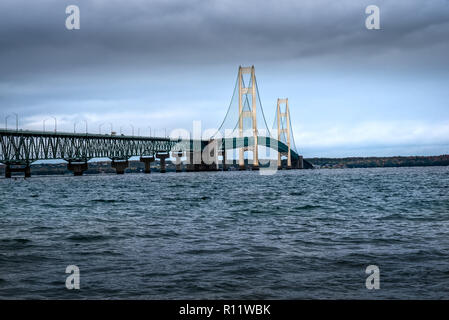 Malerische Mackinac Bridge Schuß von Saint Ignace bei Sonnenuntergang Stockfoto