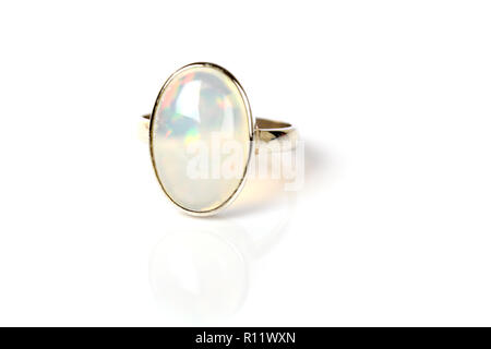 Opal Ring in Silber irisierend auf weißem Hintergrund Stockfoto