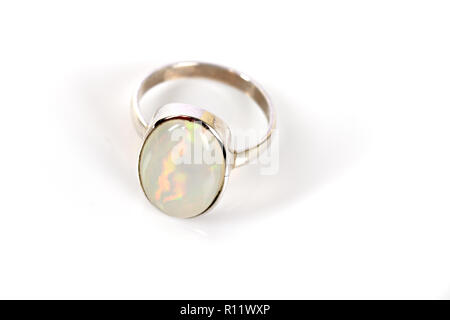 Opal Ring in Silber irisierend auf weißem Hintergrund Stockfoto