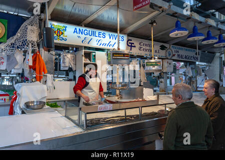 Kunden kaufen live Aale in der Mercado Central de Valencia, Valencia Jugendstil Architektur, Valencia, Spanien, Abschaltdruck Stockfoto