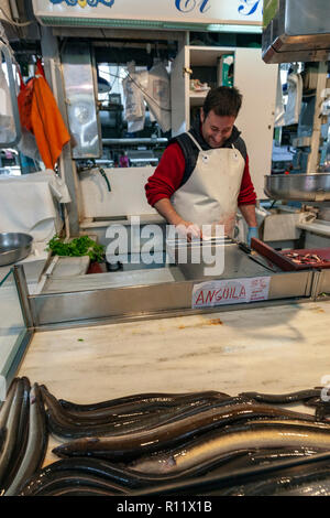 Live Aale in der Mercado Central de Valencia, Valencia Jugendstil Architektur, Valencia, Spanien, Abschaltdruck Stockfoto