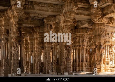 Säulen in der Haupthalle, Vitthala Temple, Hampi, Karnataka, Indien Stockfoto