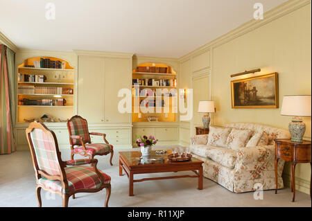 Edwardian Wohnzimmer mit in Vitrinen gebaut Stockfoto