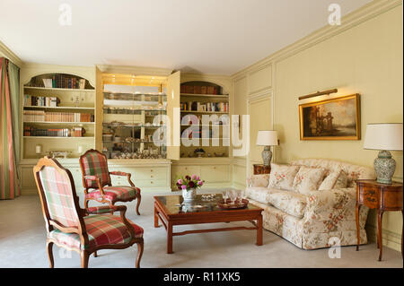 Edwardian Wohnzimmer mit in Vitrinen gebaut Stockfoto