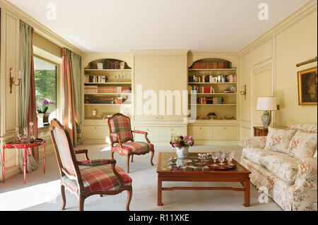 Edwardian Wohnzimmer mit in Vitrinen gebaut Stockfoto