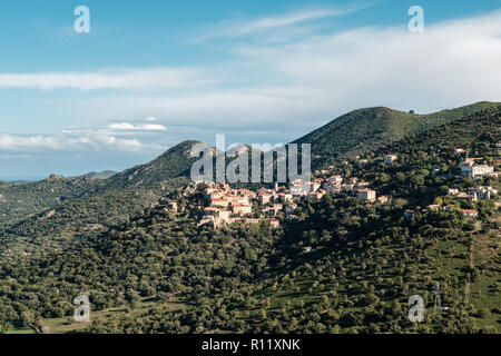 Am frühen Morgen die Sonne auf das Bergdorf Belgodere in der Balagne Korsika Stockfoto