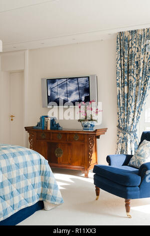 Flachbildschirm Fernseher im Schlafzimmer Stockfoto