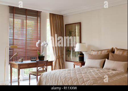 Schreibtisch durch die Fenster im Schlafzimmer Stockfoto