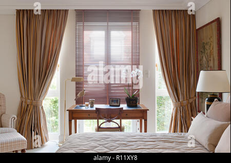 Schreibtisch durch die Fenster im Schlafzimmer Stockfoto