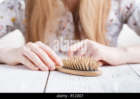 Frau mit Haar Probleme, verloren Haare am Kamm Stockfoto