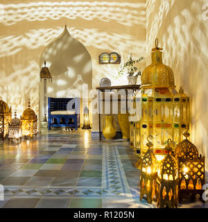 Kerzen in Gold im arabischen Stil Laternen Stockfoto