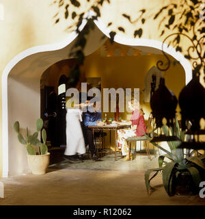 Mann und Frau im arabischen Stil Restaurant sitzen Stockfoto