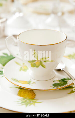 Tasse Tee mit Obst lackiert Stockfoto