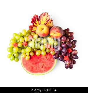 Aufgeschnittenen Wassermelone, Pfirsich, Herbst Blatt und Frucht Beere Traube auf weißem Hintergrund Freistellungspfad isoliert enthalten. Ansicht von oben, flach. Design Element Stockfoto