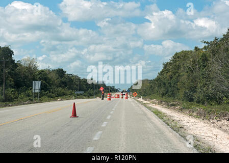 Straßenbauarbeiten auf der 307 Straße in der Nähe von Bacalar, Quintana Roo, Mexiko. Stockfoto