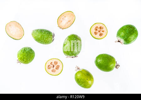 Tropische Früchte, organischen feijoa auf weißem Hintergrund layout Muster kopieren Raum Draufsicht isoliert Stockfoto