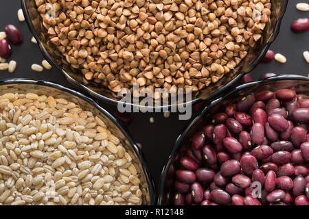 Drei Glas Schale mit Buchweizengrütze, Bohnen und Gerste Stockfoto